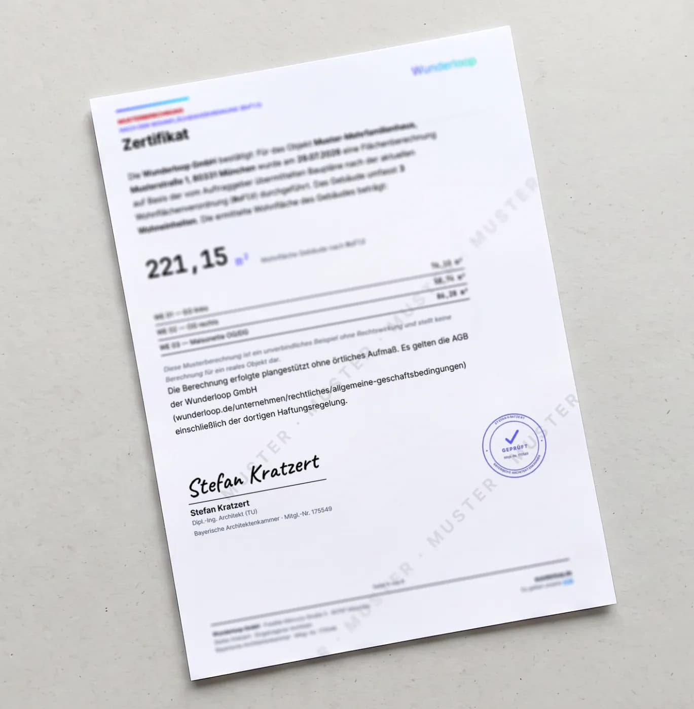 Zertifikat einer Wohnflächenberechnung mit Unterschrift und Mitgliedsnummer des eingetragenen Architekten